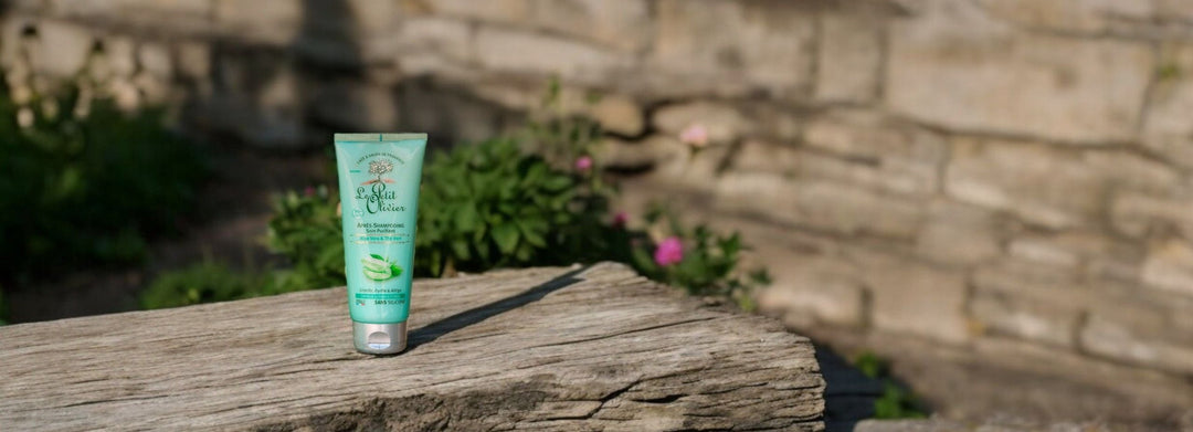 après-shampoing purifiant posé sur une planche en bois