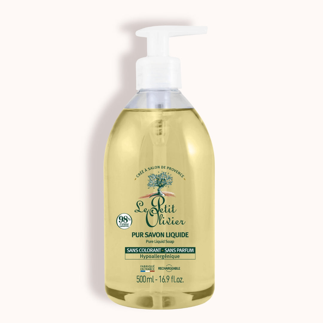 Un flacon-pompe transparent de 500 ml de « Le Petit Olivier Pur Savon Liquide - Sans Parfum », contenant un savon de couleur jaune clair. L'étiquette précise que le produit est hypoallergénique, sans parfum et sans colorant, et indique qu'il est fabriqué en France.