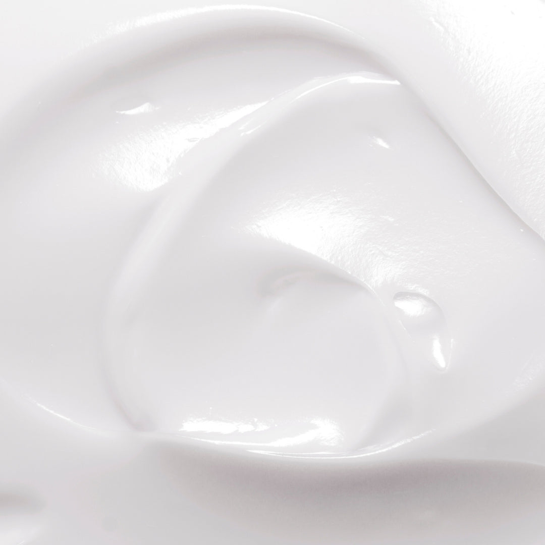 Gros plan sur la Crème Douche Jasmin Cassis de Le Petit Olivier, un gel douche naturel onctueux et brillant, orné de légers tourbillons et de reflets délicats qui lui confèrent une texture crémeuse et luxueuse. Fabriqué en France, il incarne l'élégance et la pureté.