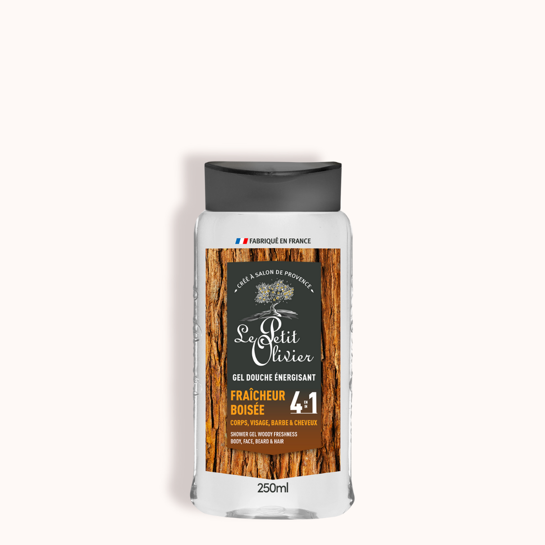 Le gel douche pour homme énergisant Le Petit Olivier - Fraîcheur boisée (250 ml) dégage un parfum frais et boisé et convient au corps, au visage, aux cheveux et à la barbe. Il se distingue par son étiquette à texture bois et son bouchon noir.