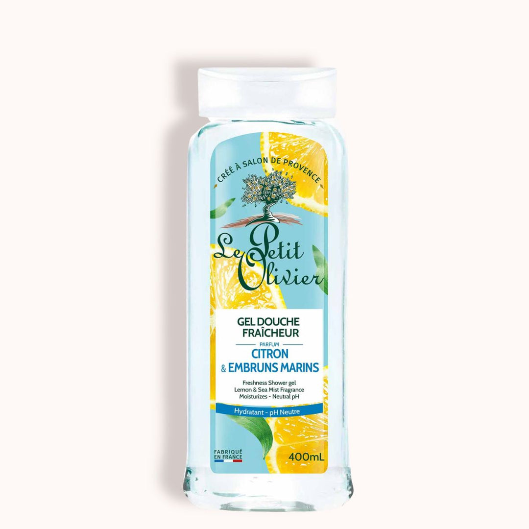 Flacon transparent de 400 ml de gel douche « Fraîcheur » de Le Petit Olivier, fabriqué en France, muni d'un bouchon argenté et d'une étiquette représentant des citrons jaunes et des feuilles. Il dégage un parfum frais de citron et d'embruns.