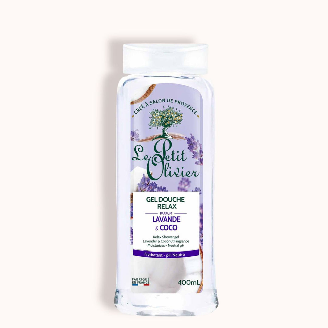 Un flacon transparent de 400 ml de gel douche « Le Petit Olivier Relax » à la noix de coco, muni d'un bouchon blanc et d'une étiquette ornée d'illustrations de lavande et d'un logo en vert. Sa formule au pH neutre respecte la peau.