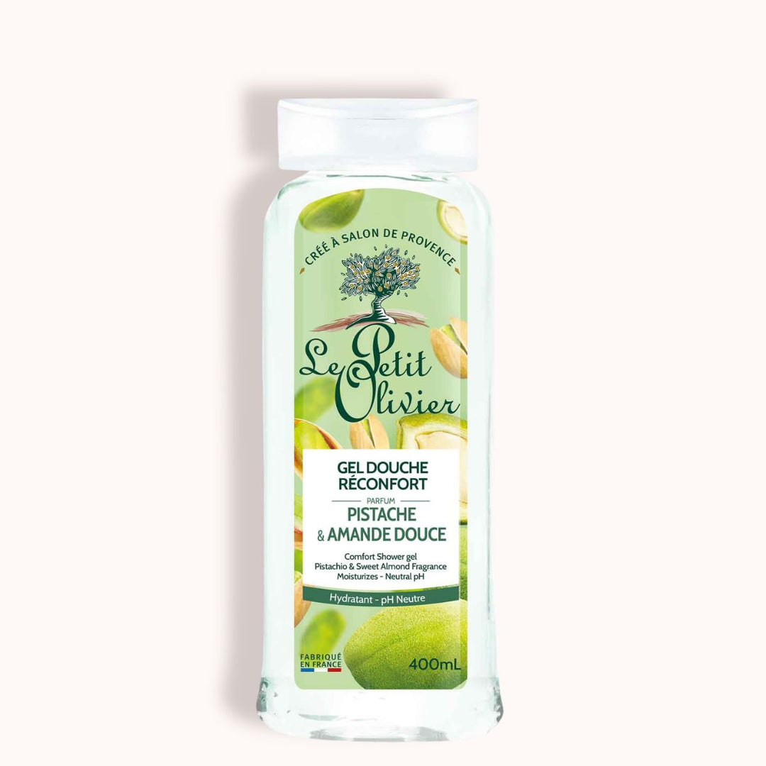 Un flacon transparent de 400 ml de « Le Petit Olivier Gel Douche Réconfort », orné d'une étiquette vert clair, représente des pistaches et des amandes. Un texte en français et en anglais décrit ce gel douche hydratant et réconfortant aux notes de pistache et d'amande douce.