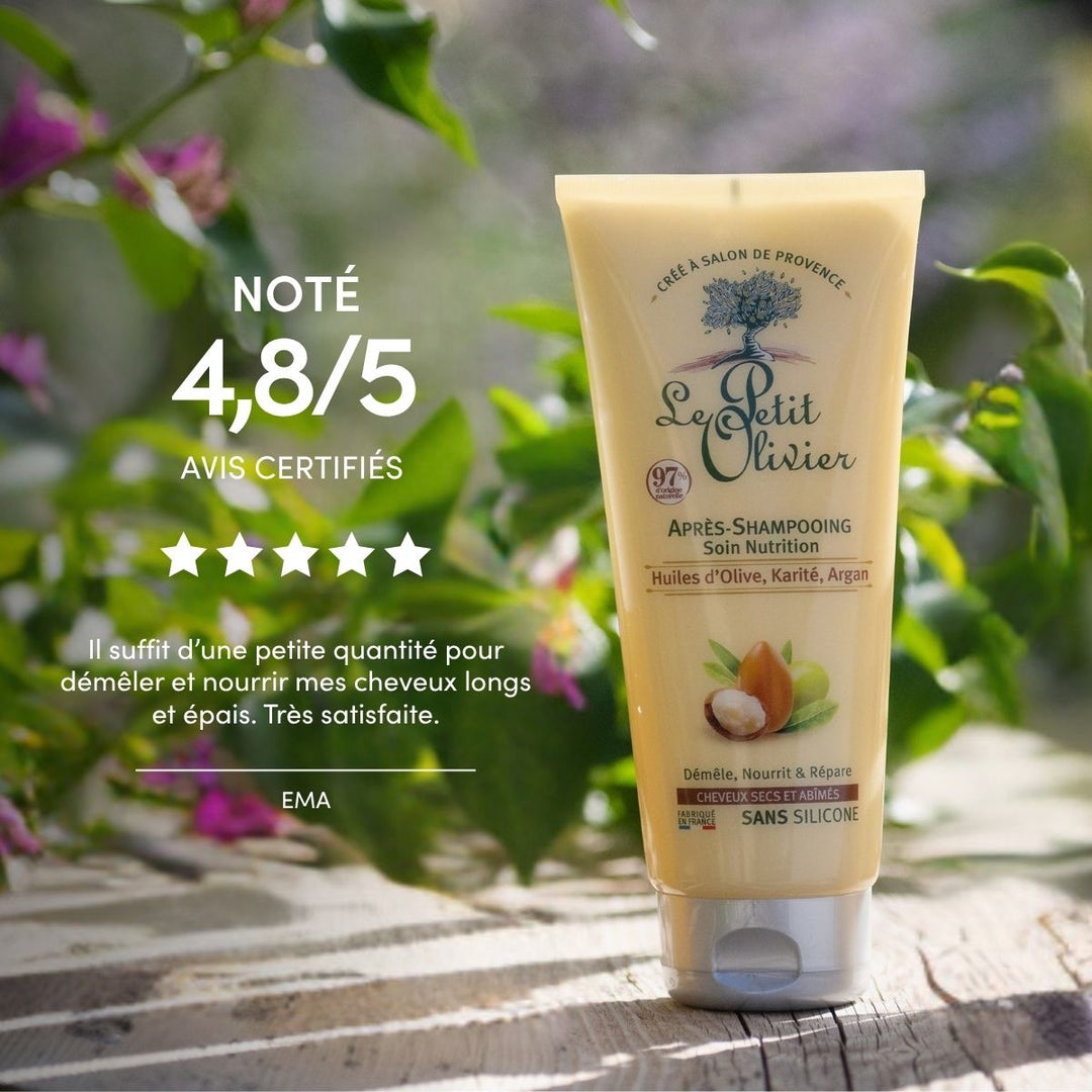 Un tube d'après-shampoing « Le Petit Olivier » pour cheveux secs et abîmés est posé sur une surface en bois à l'extérieur, entouré de verdure et de fleurs. Une légende met en avant ses huiles nourrissantes pour les cheveux secs et abîmés et présente un avis client positif.