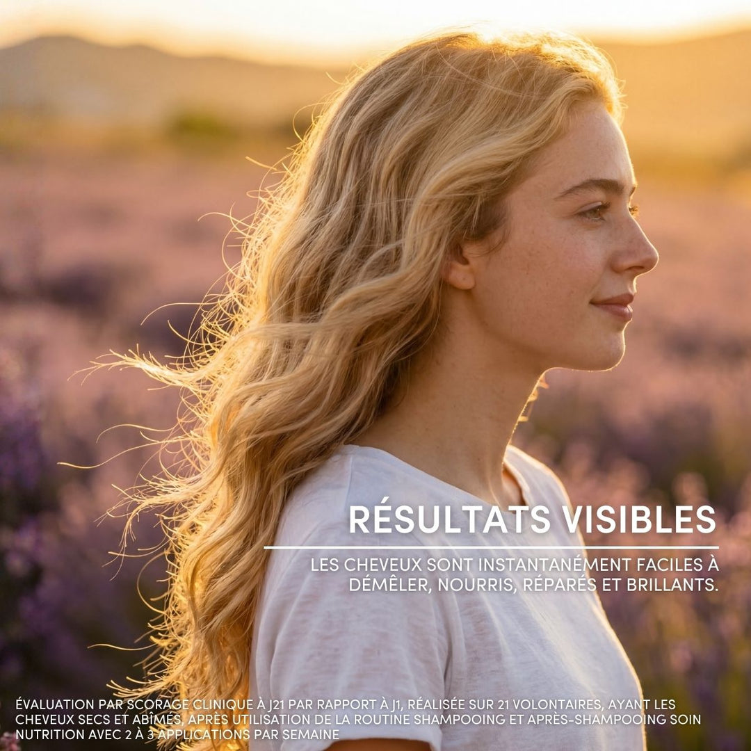 Une jeune femme aux longs cheveux blonds ondulés se tient debout dans un champ de lavande baigné de soleil ; ses cheveux secs et abîmés sont visiblement transformés grâce à l'Après-Shampoing Cheveux Secs et Abîmés de Le Petit Olivier. Un texte en français met en avant les bienfaits de ses huiles précieuses.