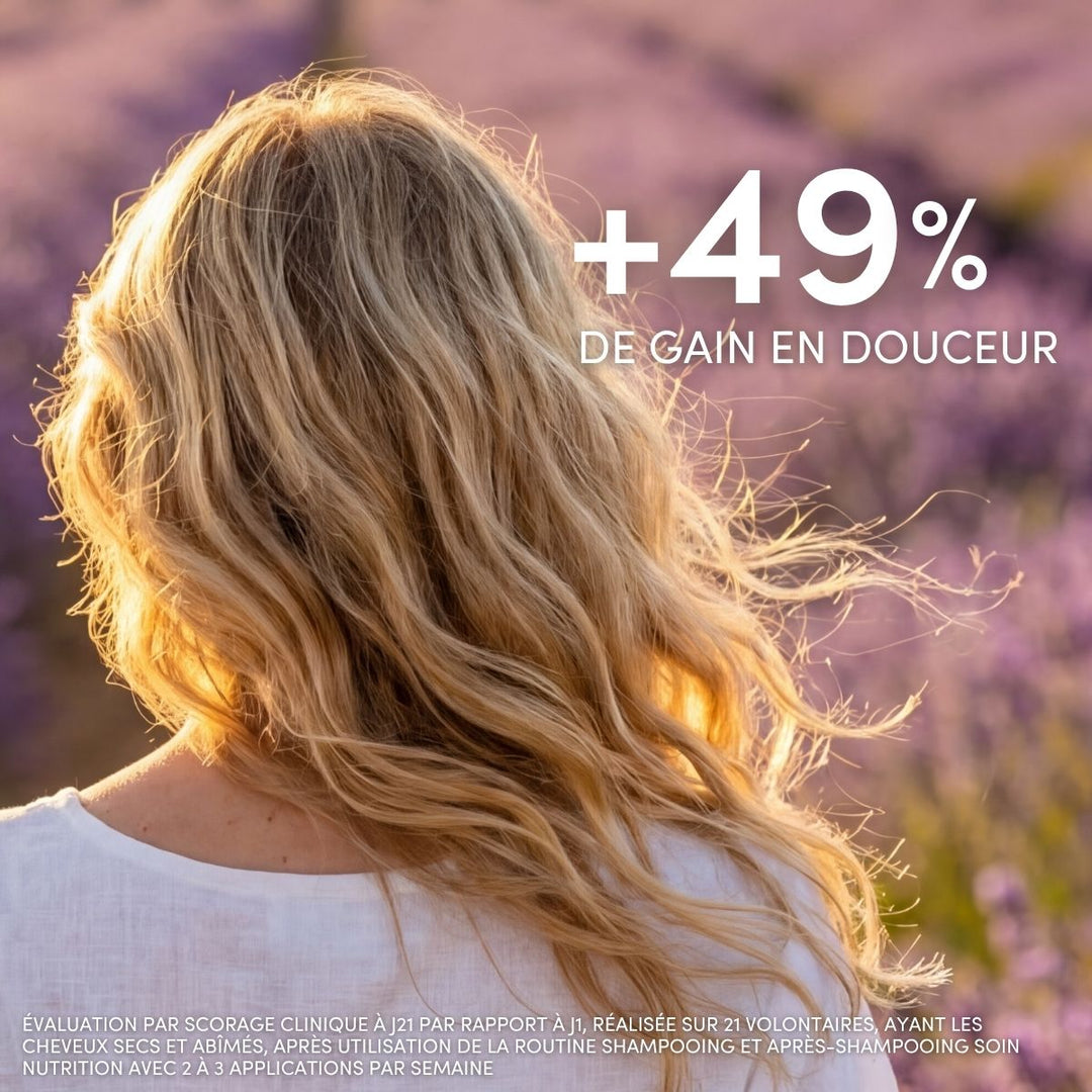 Une femme aux longs cheveux blonds ondulés se tient de dos dans un champ de lavande ; un texte superposé en français indique « +49 % de gain en douceur », mettant en avant l'après-shampoing Le Petit Olivier pour cheveux secs et abîmés aux huiles précieuses.