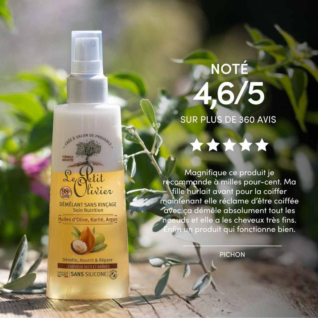 Le spray démêlant sans rinçage « Le Petit Olivier » pour cheveux secs et abîmés est présenté en extérieur, au milieu de la verdure. Son étiquette mentionne la présence d’huiles d’olive, de karité et d’argan, idéales pour les cheveux secs. Noté 4,6/5 par plus de 360 avis.