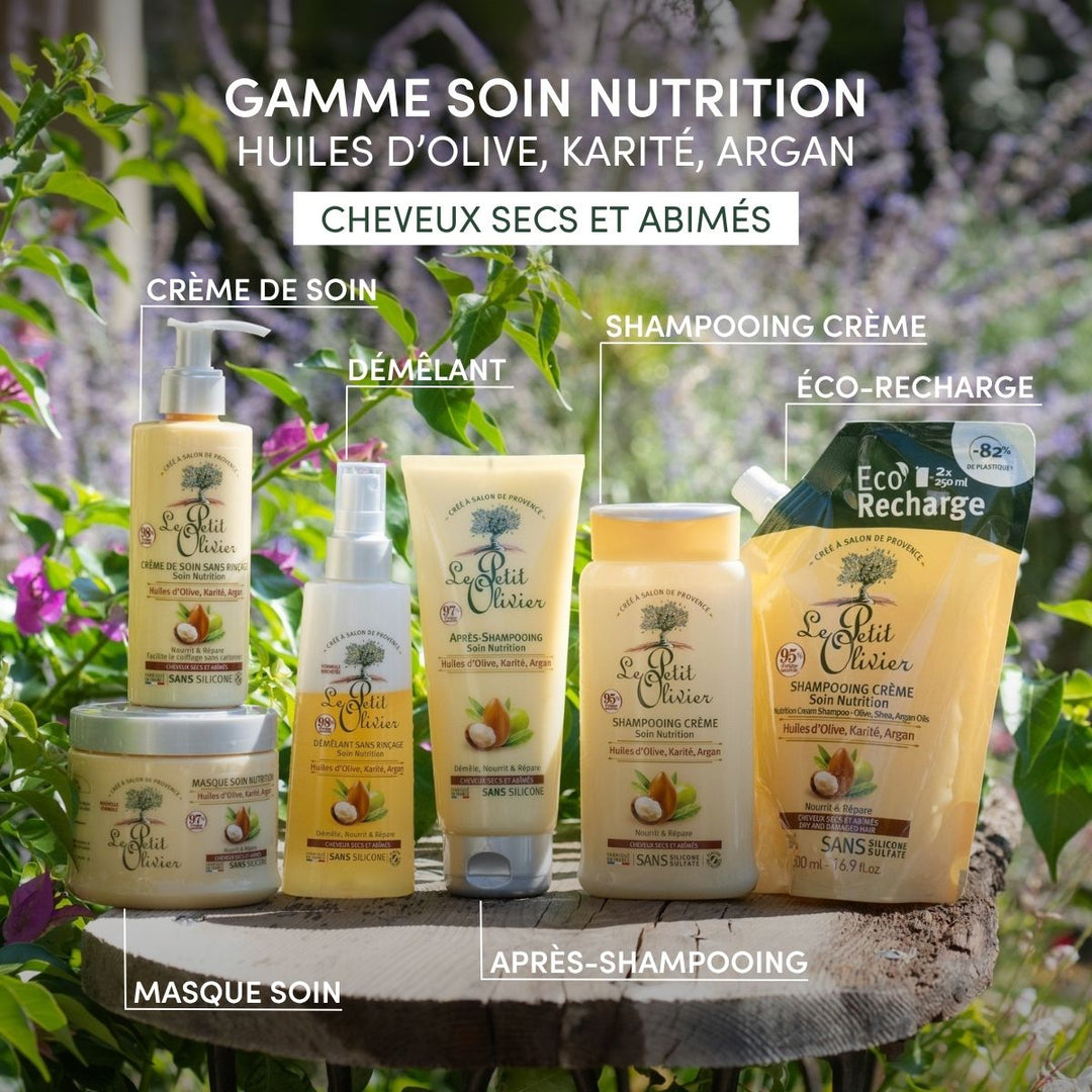 Le spray démêlant sans rinçage Le Petit Olivier pour cheveux secs et abîmés, enrichi en huiles d'olive, de karité et d'argan, est mis en avant en extérieur, au milieu d'une végétation luxuriante.