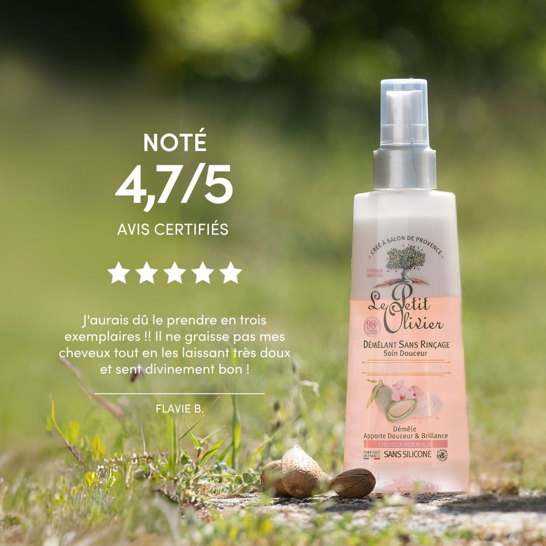 Le spray démêlant sans rinçage « Le Petit Olivier » pour cheveux normaux est présenté en extérieur, sur l'herbe, avec des olives. L'image met en avant sa note de 4,7/5, ses cinq étoiles et un avis positif rédigé en français.