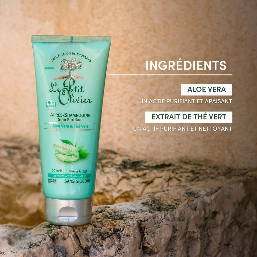 Un tube d'après-shampoing « Le Petit Olivier » pour cheveux gras est présenté en position verticale sur une surface en bois, avec un texte mettant en avant l'aloe vera et le thé vert comme ingrédients apaisants pour les cheveux normaux à gras.