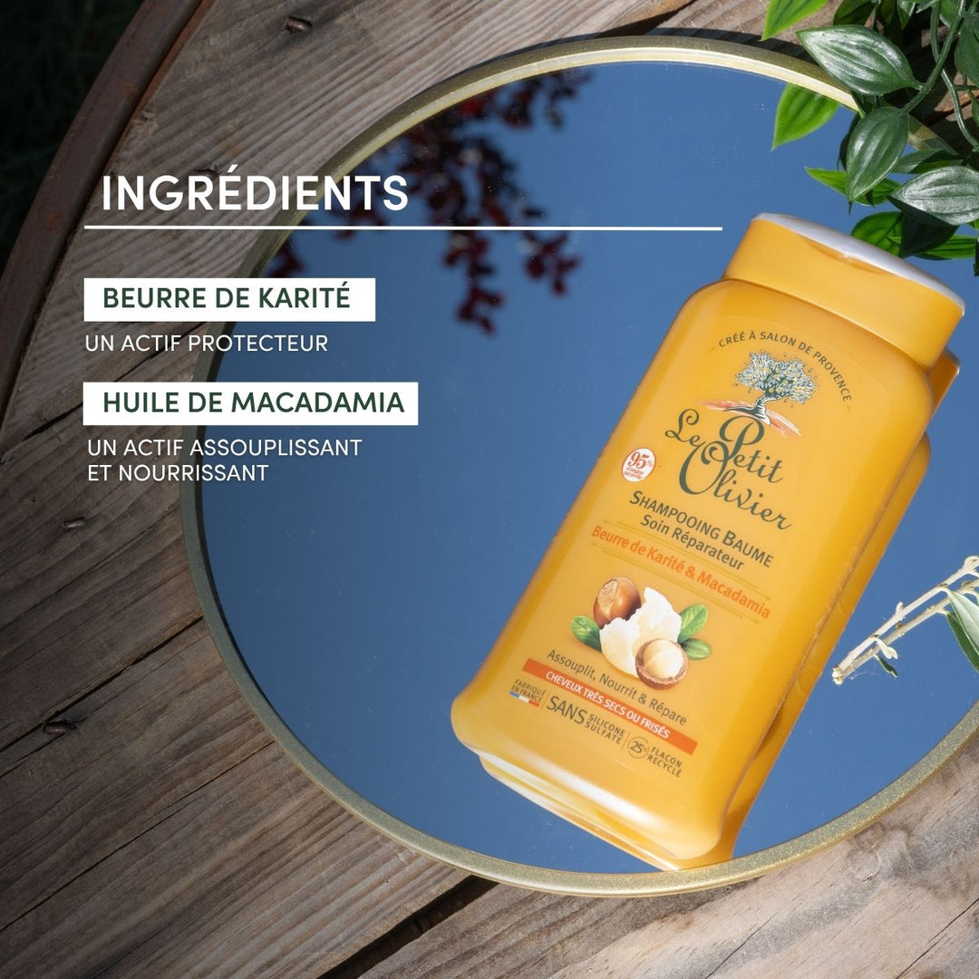 Un flacon de « Le Petit Olivier – Shampoing pour cheveux très secs ou frisés » est posé sur un miroir rond reflétant des branches d'arbre ; la liste des ingrédients en français met en avant les bienfaits de ce produit pour les cheveux très secs ou frisés.