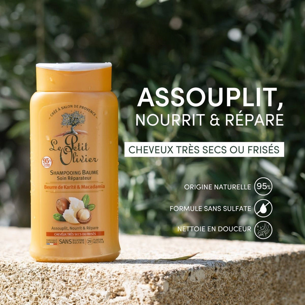 Un flacon de « Le Petit Olivier – Shampooing pour cheveux très secs ou frisés » repose sur un rocher au milieu de la verdure ; son étiquette mentionne le beurre de karité, la noix de macadamia et des ingrédients naturels, et précise qu'il est sans sulfate — idéal pour les cheveux très secs ou frisés.