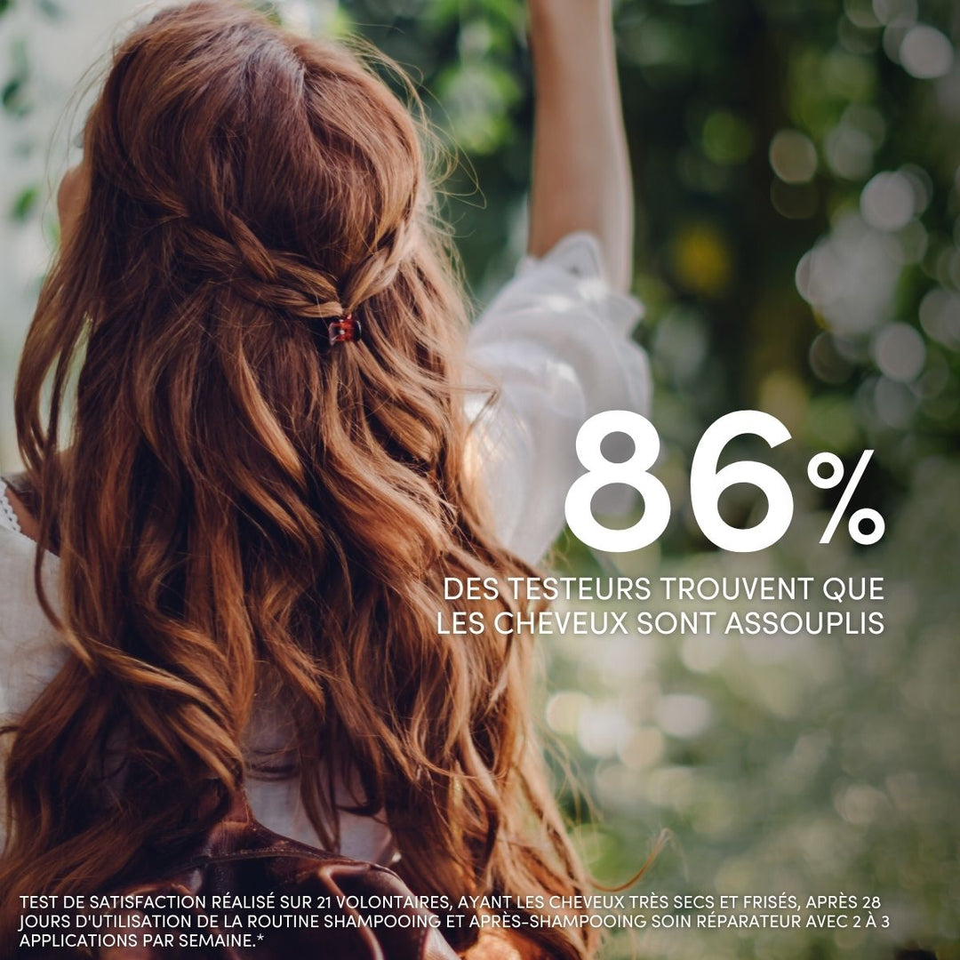Une femme aux longs cheveux auburn ondulés se tient à l'extérieur, au milieu de la verdure. Une inscription en gros caractères indique : « 86 % des testeurs trouvent que les cheveux sont assouplis » à propos de l'après-shampoing pour cheveux très secs ou frisés Le Petit Olivier sans silicone.