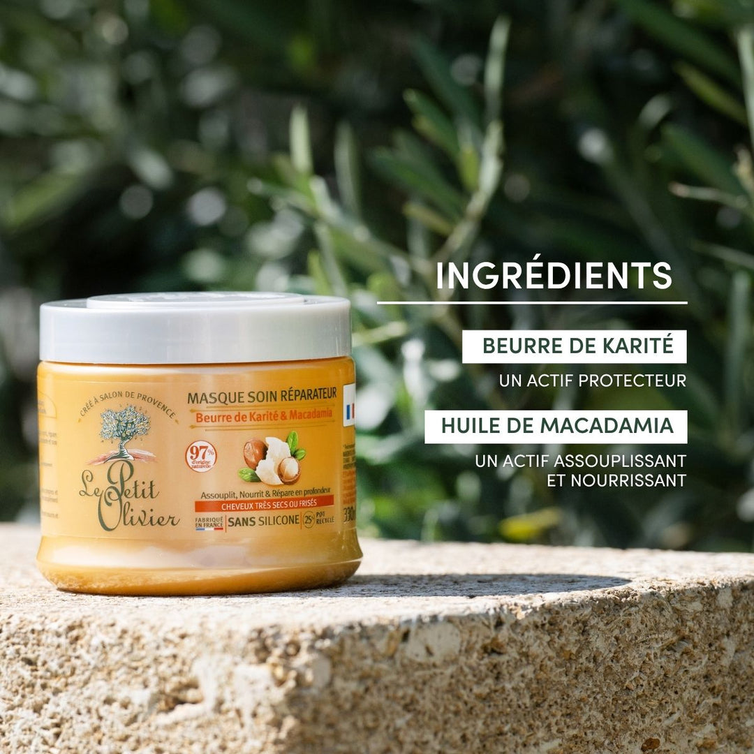 Un pot de « Le Petit Olivier Masque Cheveux Très Secs ou Frisés » est posé sur une surface en pierre à l'extérieur, entouré de verdure. Le texte à côté met en avant son beurre de karité nourrissant, idéal pour les cheveux très secs ou frisés.