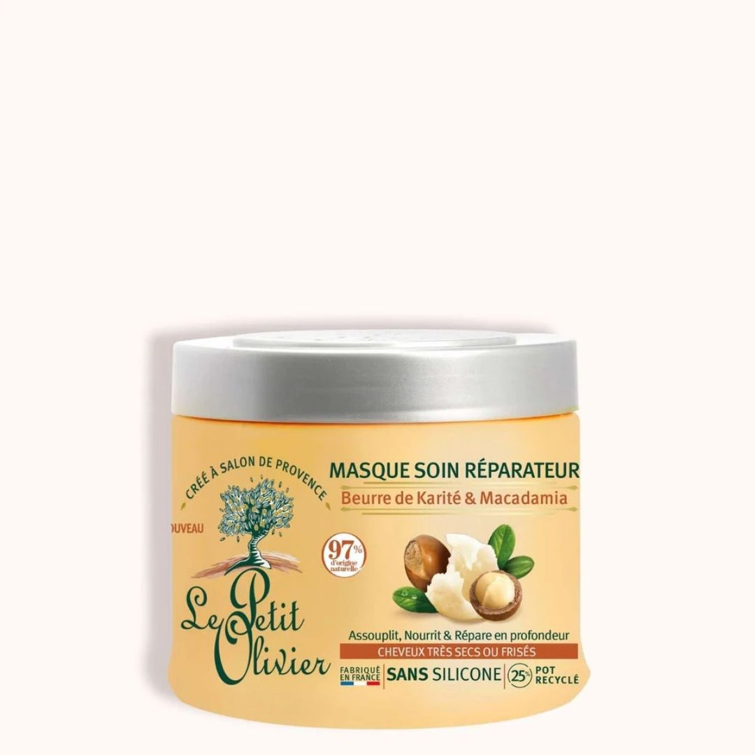 Un pot jaune contenant le « Masque Cheveux Très Secs ou Frisés » de Le Petit Olivier, à base de karité et de macadamia, avec un texte en français, une formule sans silicone pour cheveux très secs ou bouclés, un emballage recyclable et la liste des ingrédients illustrée.