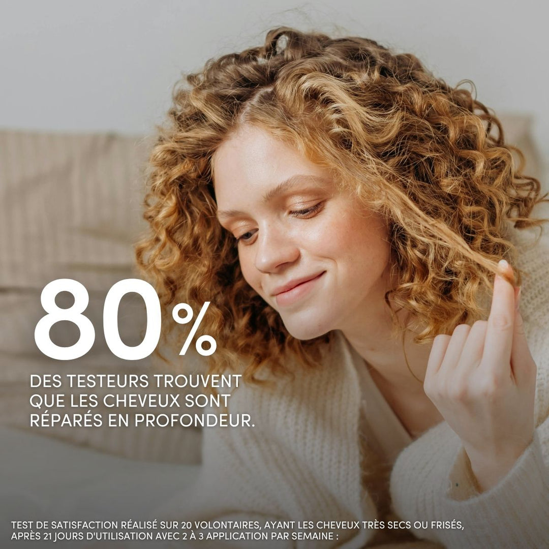 Une personne souriante aux cheveux blonds et bouclés touche une mèche. Texte en incrustation : « 80 % des testeurs constatent que leurs cheveux sont réparés en profondeur grâce au Masque pour cheveux très secs ou frisés Le Petit Olivier. » Un autre texte en petits caractères apparaît en bas de l'image.