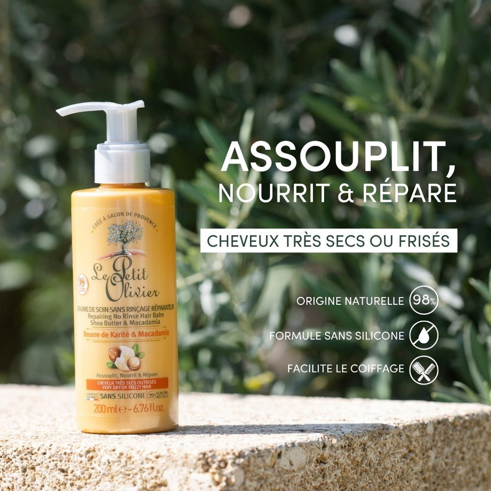 Un flacon de « Le Petit Olivier Baume de Soin Sans Rinçage Cheveux Très Secs ou Frisés » repose sur une pierre à l'extérieur, au milieu de la verdure. Le texte en français met en avant sa formule à base de beurre de karité pour cheveux très secs ou frisés — naturelle et sans silicone.