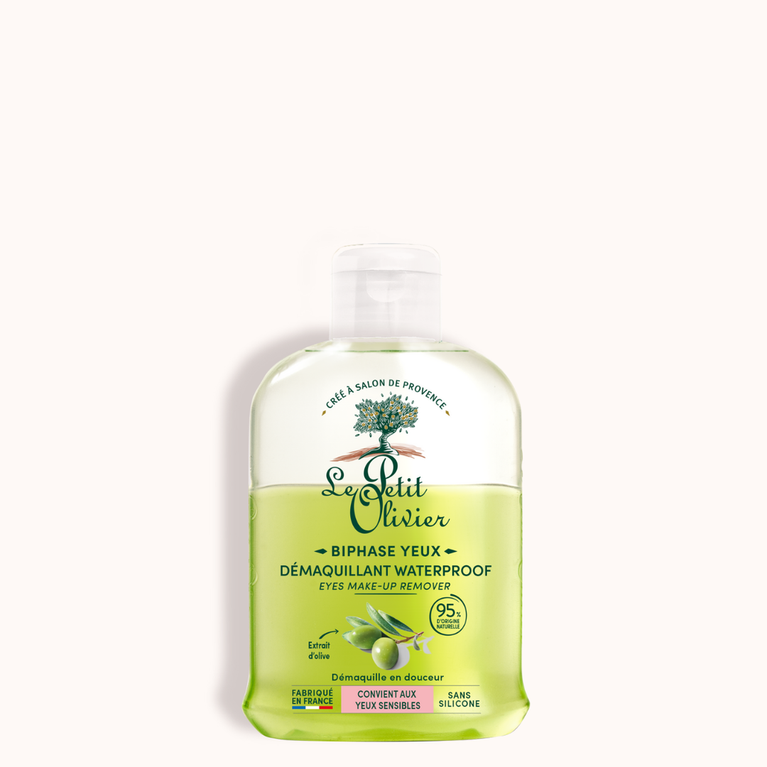 Le démaquillant pour yeux sensibles « Le Petit Olivier » (formule waterproof) arbore sur son étiquette des illustrations d'olives et d'aloe vera. Le flacon transparent laisse entrevoir des couches vertes et transparentes enrichies en huile d'olive.
