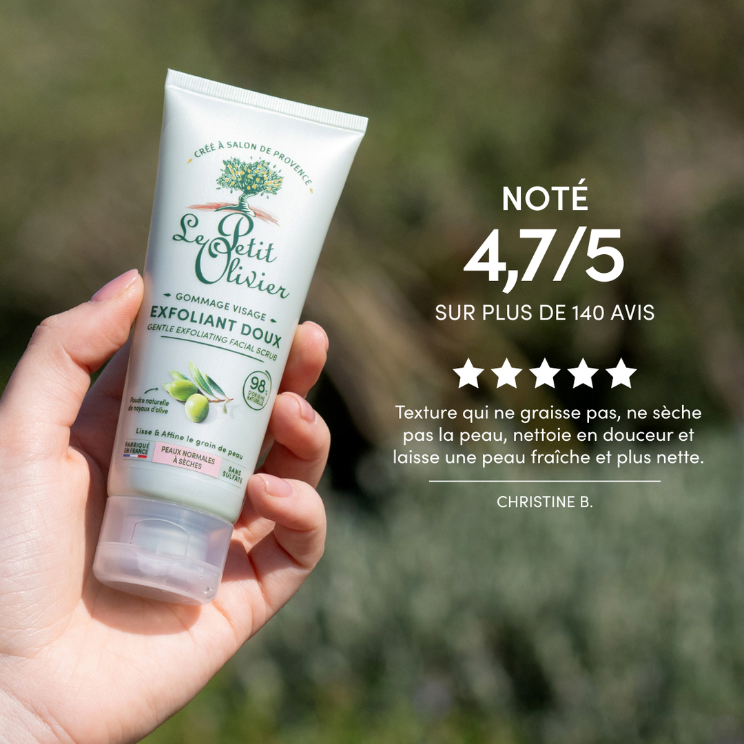 À l'extérieur, on voit une main tenant le « Gommage Visage Exfoliant Doux » de Le Petit Olivier. Avec une note de 4,7/5 sur plus de 140 avis, les utilisateurs saluent sa texture, son efficacité et la poudre de noyaux d'olive : « texture agréable et efficace ».