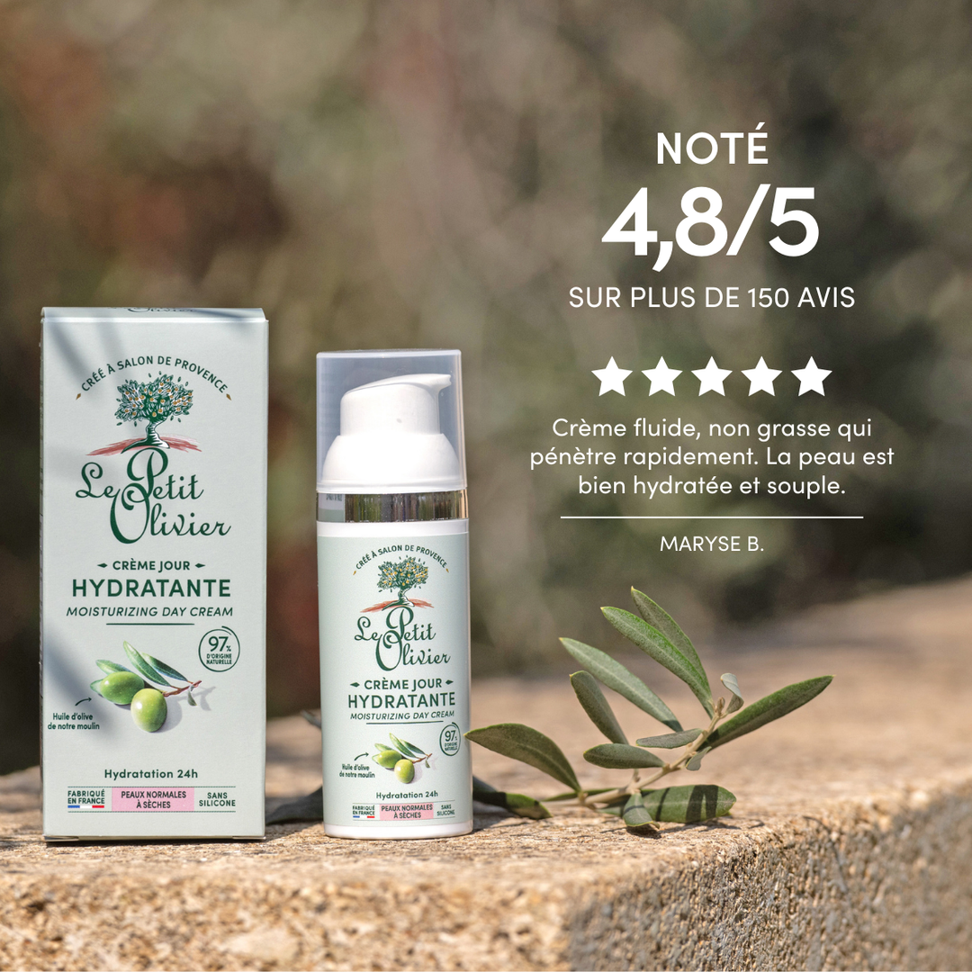 La crème hydratante pour le visage « Le Petit Olivier » pour peaux normales à sèches est présentée en extérieur, posée sur un rocher parsemé de feuilles d'olivier. Elle affiche une note de 4,8/5, bénéficie d'avis positifs de la part des utilisateurs et met en avant les bienfaits hydratants de l'huile d'olive pour les peaux sèches.
