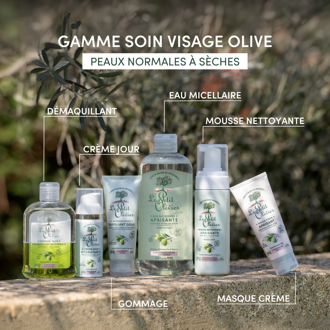 La « Crème Hydratante Visage Peaux Normales à Sèches » de Le Petit Olivier, à l'huile d'olive, est présentée en extérieur ; elle est idéale pour les peaux sèches. La gamme comprend également un démaquillant, une crème de jour, un gommage, une eau micellaire et une mousse nettoyante.