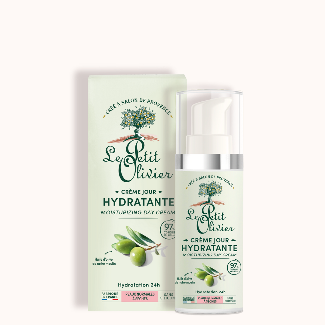 Un flacon et un coffret de « Le Petit Olivier Crème Hydratante Visage Peaux Normales à Sèches », ornés d'illustrations d'olives et de texte vert, offrent une hydratation 24 heures sur 24 à base d'huile d'olive pour les peaux normales à sèches.