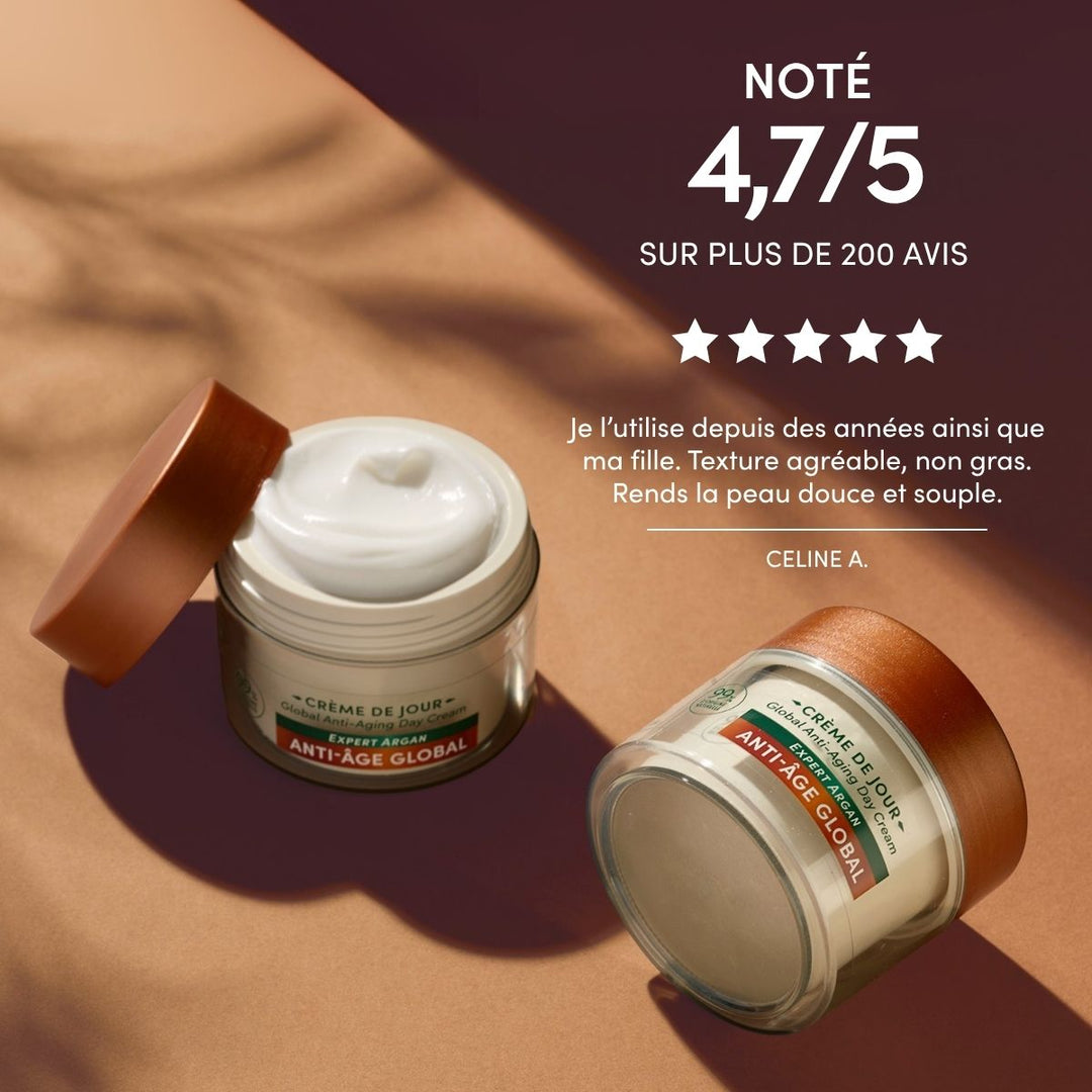 Deux pots ouverts de « Le Petit Olivier Crème de Jour Anti-Âge Hydratante », enrichie en acide hyaluronique et en huile d'argan, sont présentés sur un fond marron. Une note de 4,7/5, calculée à partir de plus de 200 avis, ainsi qu'un témoignage en français, apparaissent au-dessus des pots.