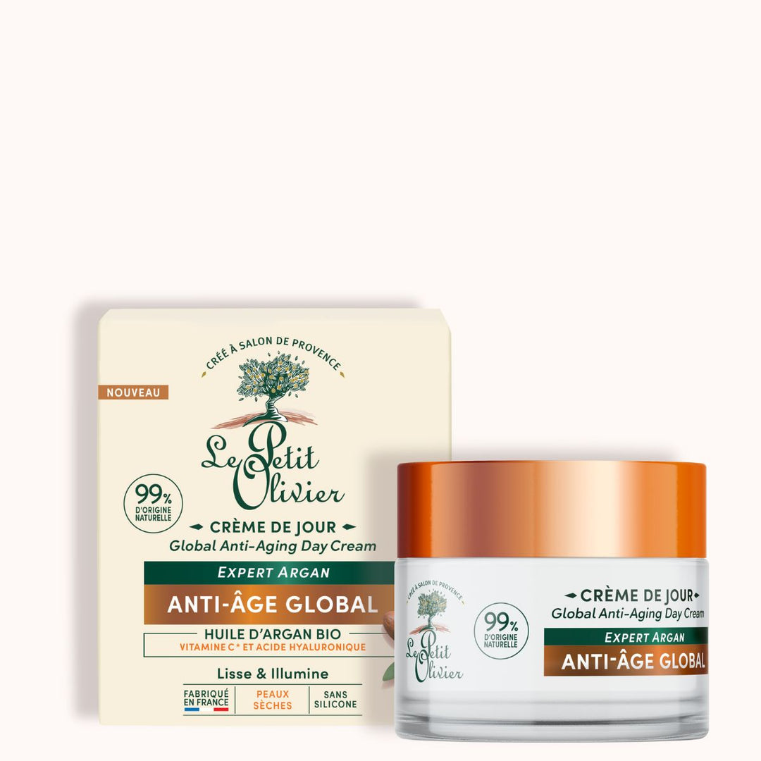 Le pot et la boîte de la « Crème de Jour Anti-Âge Hydratante » de Le Petit Olivier contiennent de l'huile d'argan, de la vitamine E et de l'acide hyaluronique, mis en valeur sur l'emballage beige et orange de cette crème de jour anti-âge.
