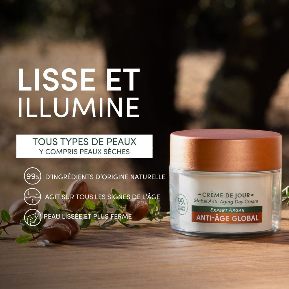 Un pot de « Crème de Jour Anti-Âge Hydratante » de Le Petit Olivier, à l'huile d'argan, repose sur un socle en bois, entouré de noix et de feuilles d'arganier. Le texte met en avant ses bienfaits anti-âge et hydratants pour tous les types de peau, y compris les peaux sèches.