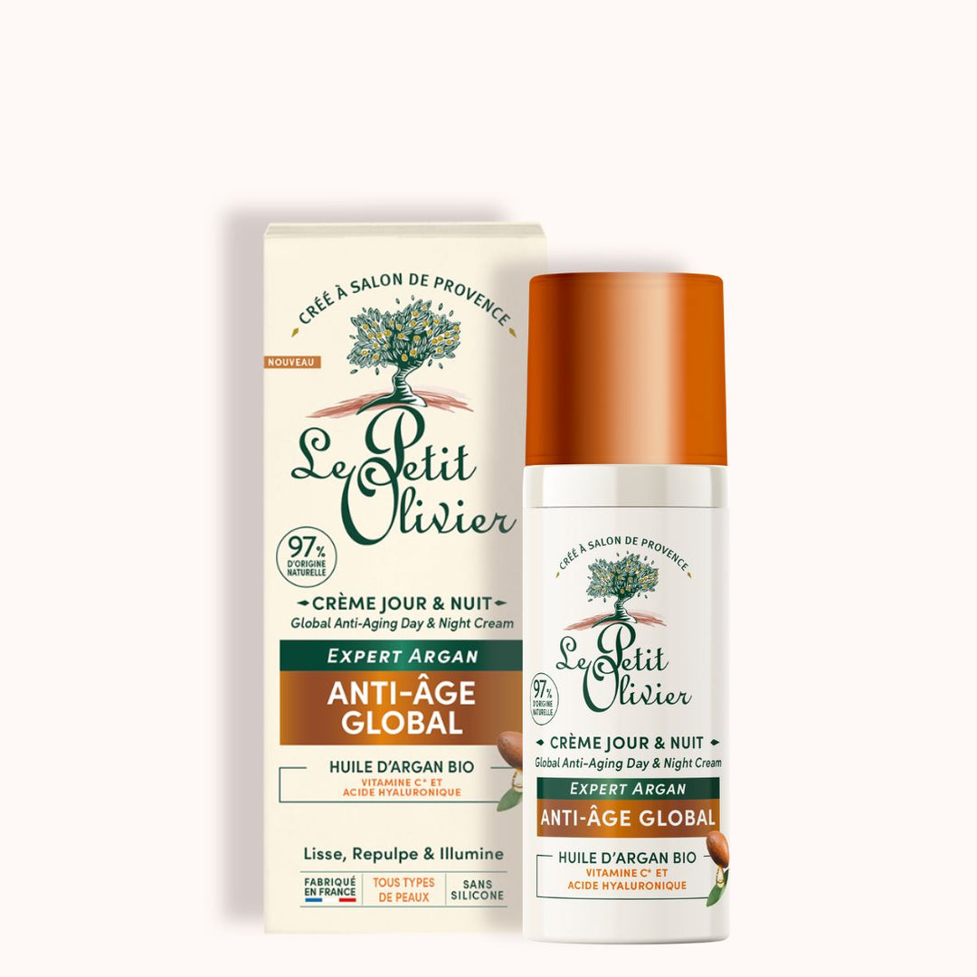 Un flacon et un coffret de « Le Petit Olivier Crème Hydratante Jour & Nuit Anti-Âge », avec un bouchon orange et une étiquette verte, photographiés sur un fond clair.