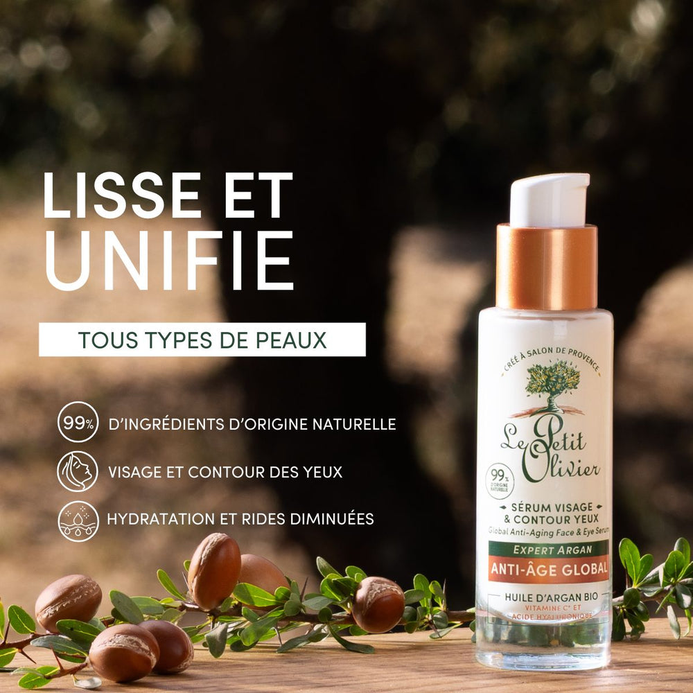 Un flacon de « Le Petit Olivier Sérum Anti-Âge Global Visage et Yeux » est présenté en extérieur, posé sur du bois, entouré de noix d'argan et de feuilles, avec un texte en français mettant en avant les ingrédients naturels tels que l'acide hyaluronique et ses bienfaits pour tous les types de peau.