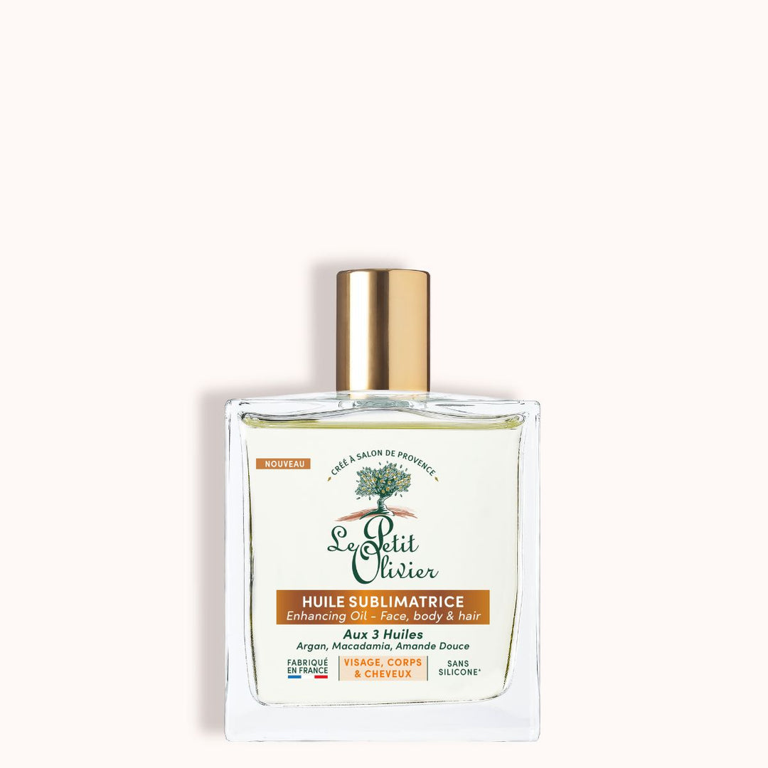 L'huile sèche sublimatrice « Le Petit Olivier » se présente dans un flacon en verre transparent muni d'un bouchon doré et orné d'une étiquette blanche. Cette huile sèche luxueuse hydrate et nourrit le visage, le corps et les cheveux ; enrichie en huiles précieuses, elle assure une hydratation optimale de la peau.