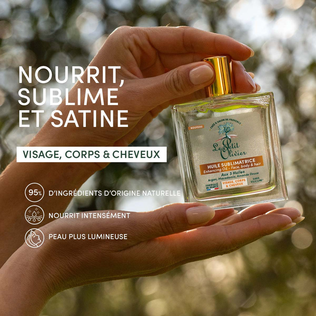 Une main tient un flacon d’huile sèche sublimatrice « Le Petit Olivier » à l’extérieur. Une légende en français précise que ce produit est destiné aux cheveux, au corps et au visage, qu’il hydrate la peau grâce à des huiles précieuses, qu’il est composé à 95 % d’ingrédients d’origine naturelle et qu’il apporte une nutrition intense et de la luminosité.
