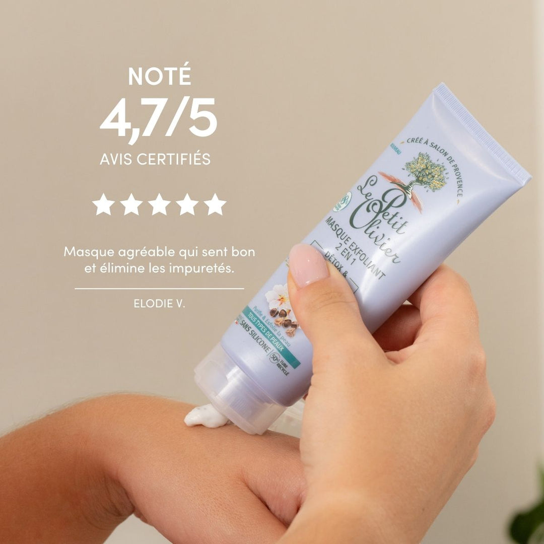 Une main applique le masque exfoliant 2 en 1 « Detox & Anti-Pollution » de Le Petit Olivier sur l'autre main. Le texte met en avant une note de 4,7/5, des avis élogieux et des compliments sur son parfum agréable et les résultats qui rendent la peau éclatante. Fabriqué en France.