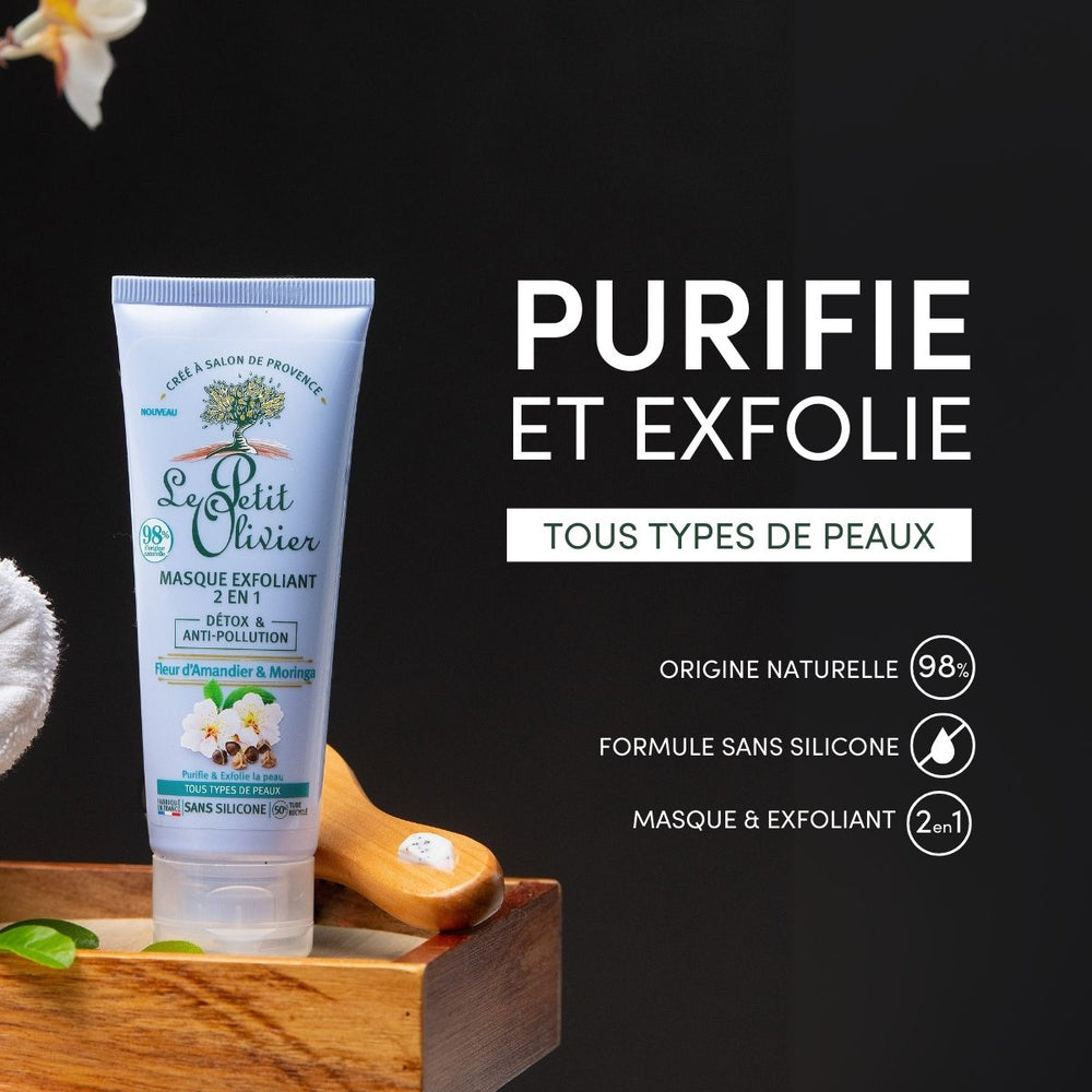 Un tube de « Le Petit Olivier Masque Exfoliant 2 en 1 Détox & Anti-Pollution » est posé sur un support en bois, accompagné d'une cuillère en bois et d'une feuille verte. Le texte met en avant les bienfaits purifiants, l'action exfoliante, l'éclat de la peau, l'origine naturelle, la formule sans silicone et le fait que le produit convient à tous les types de peau.