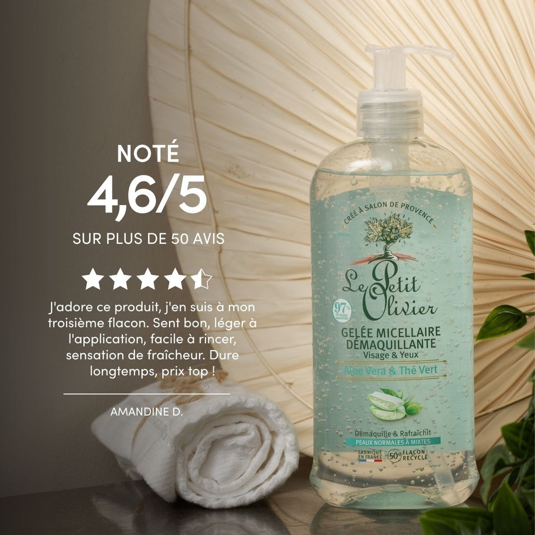 Un flacon de « Le Petit Olivier Gelée Micellaire Démaquillante Visage & Yeux » à l'aloe vera repose sur un plateau en pierre, à côté d'une serviette blanche enroulée et de feuilles vertes. Au-dessus, un texte indique une note de 4,6/5 et un avis client élogieux.