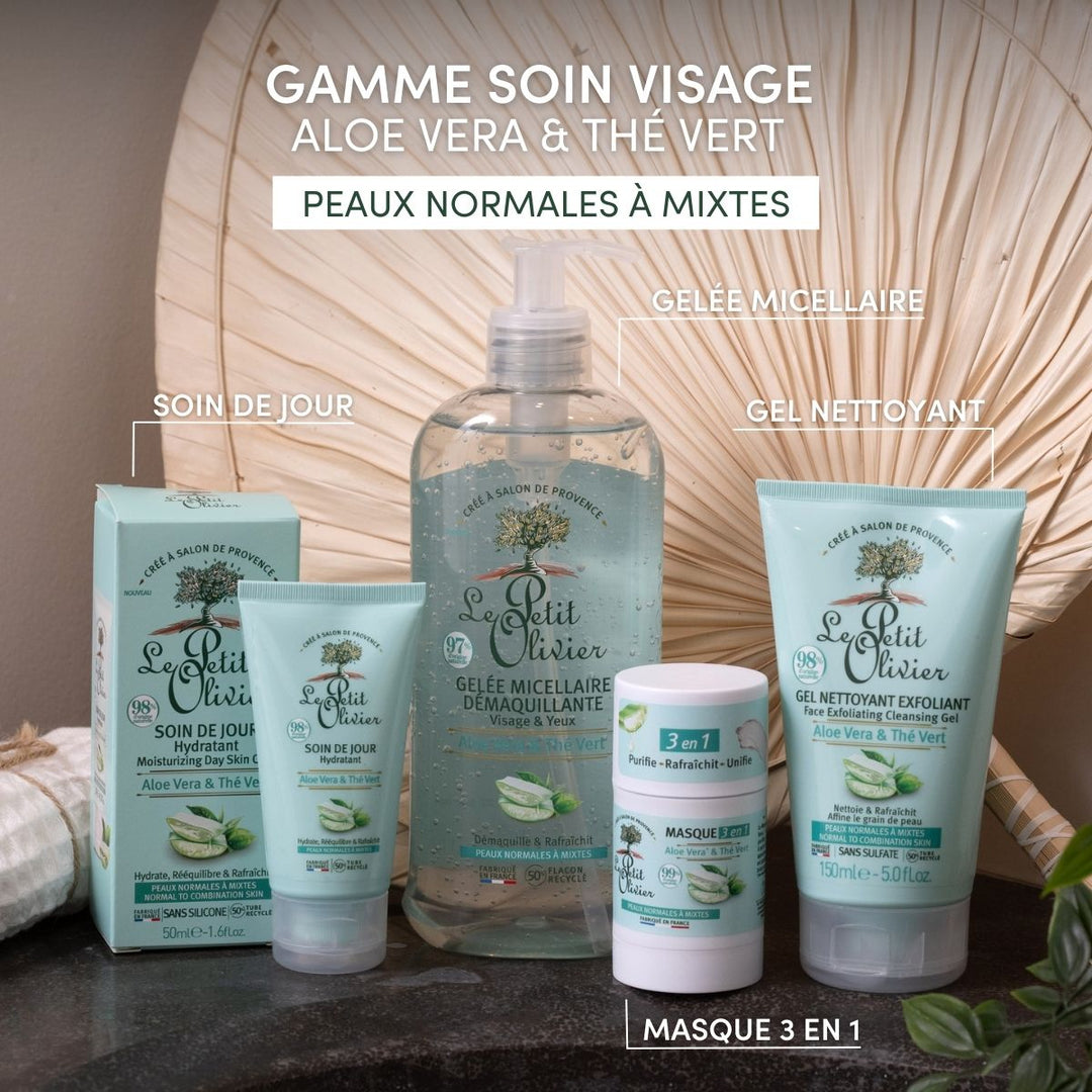 La Gelée Micellaire Démaquillante Visage & Yeux de Le Petit Olivier, enrichie en aloe vera et en thé vert et destinée aux peaux normales à mixtes, est présentée sur un fond neutre aux côtés d'autres produits de soin essentiels assortis.