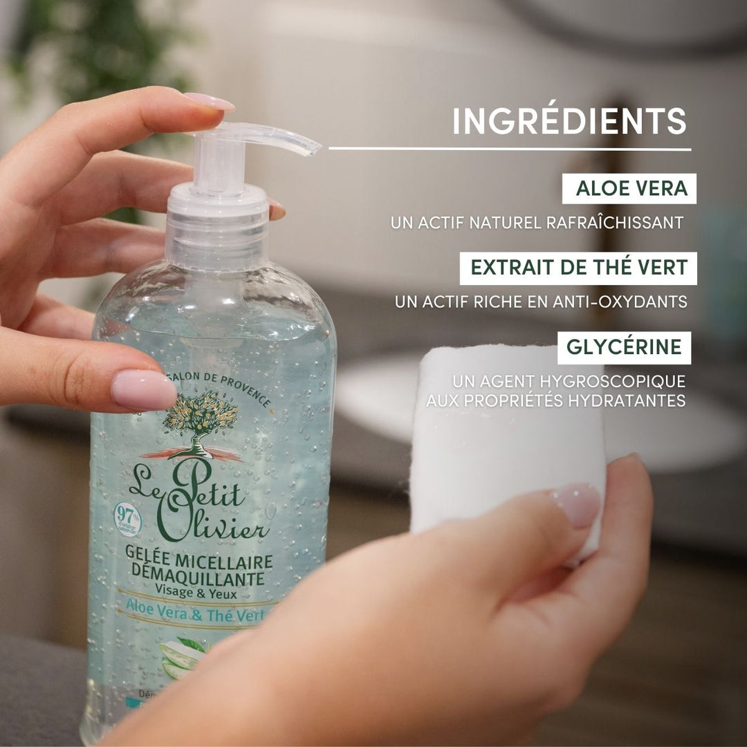 On applique un peu de « Le Petit Olivier Gelée Micellaire Démaquillante Visage & Yeux » sur un coton. L'aloe vera, l'extrait de thé vert et la glycérine assurent un nettoyage doux et naturel du visage et des yeux, tout en apaisant et en hydratant la peau.
