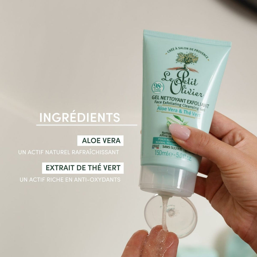 Une main verse du Gel Nettoyant Exfoliant transparent, contenu dans un tube vert menthe de la marque Le Petit Olivier, dans la paume. Le texte en français met en avant les exfoliants naturels ainsi que l'aloe vera apaisant et l'extrait de thé vert.