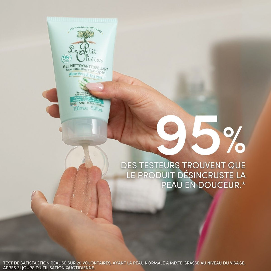 Dans une salle de bains, une personne verse un peu de gel nettoyant exfoliant Le Petit Olivier dans sa main. À l'écran : « 95 % des personnes ayant testé ce produit affirment qu'il nettoie la peau en douceur. » Une mention en petits caractères, en français, apparaît en bas de l'écran.