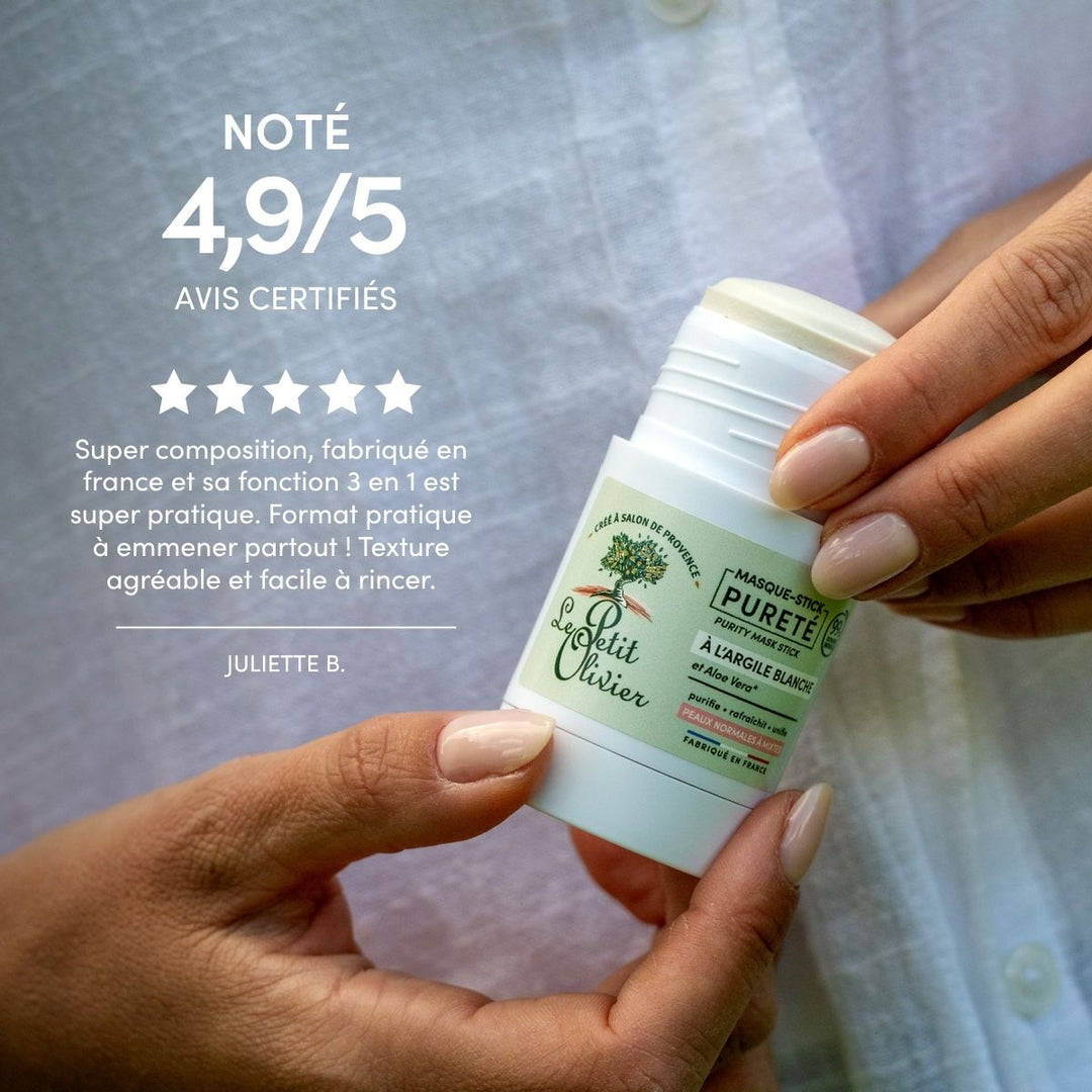 Gros plan sur des mains tenant le « Masque Visage Stick Pureté » de Le Petit Olivier. Une légende indique une note de 4,9/5 et les éloges de Juliette B. concernant sa composition, son côté pratique et sa texture facile à rincer.