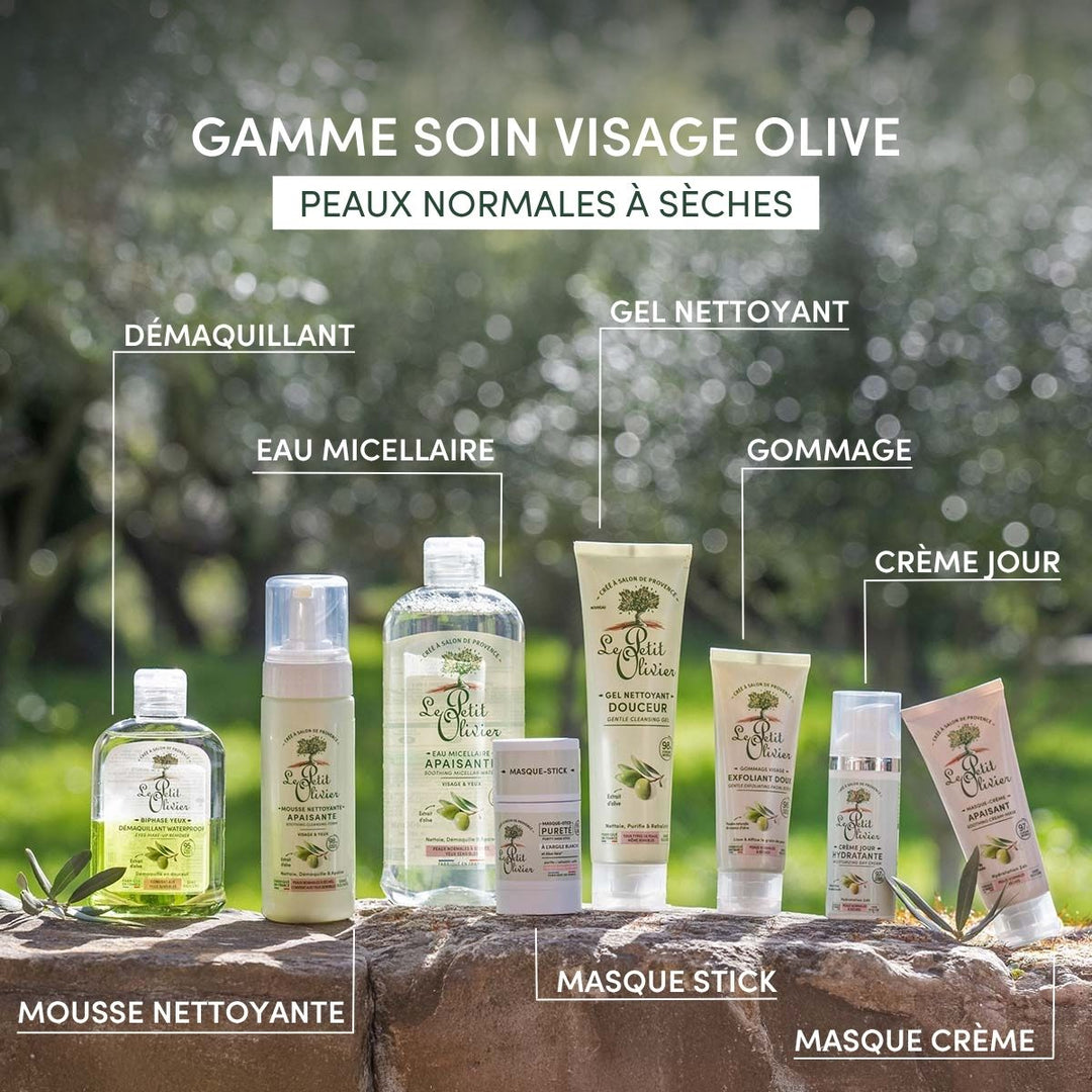 Le masque visage en stick « Pureté » de Le Petit Olivier, conçu pour les peaux normales à sèches, est présenté en extérieur aux côtés d’autres produits de soin à base d’olive de la marque Le Petit Olivier, notamment une mousse, une eau micellaire, un nettoyant, un gommage et une crème de jour.