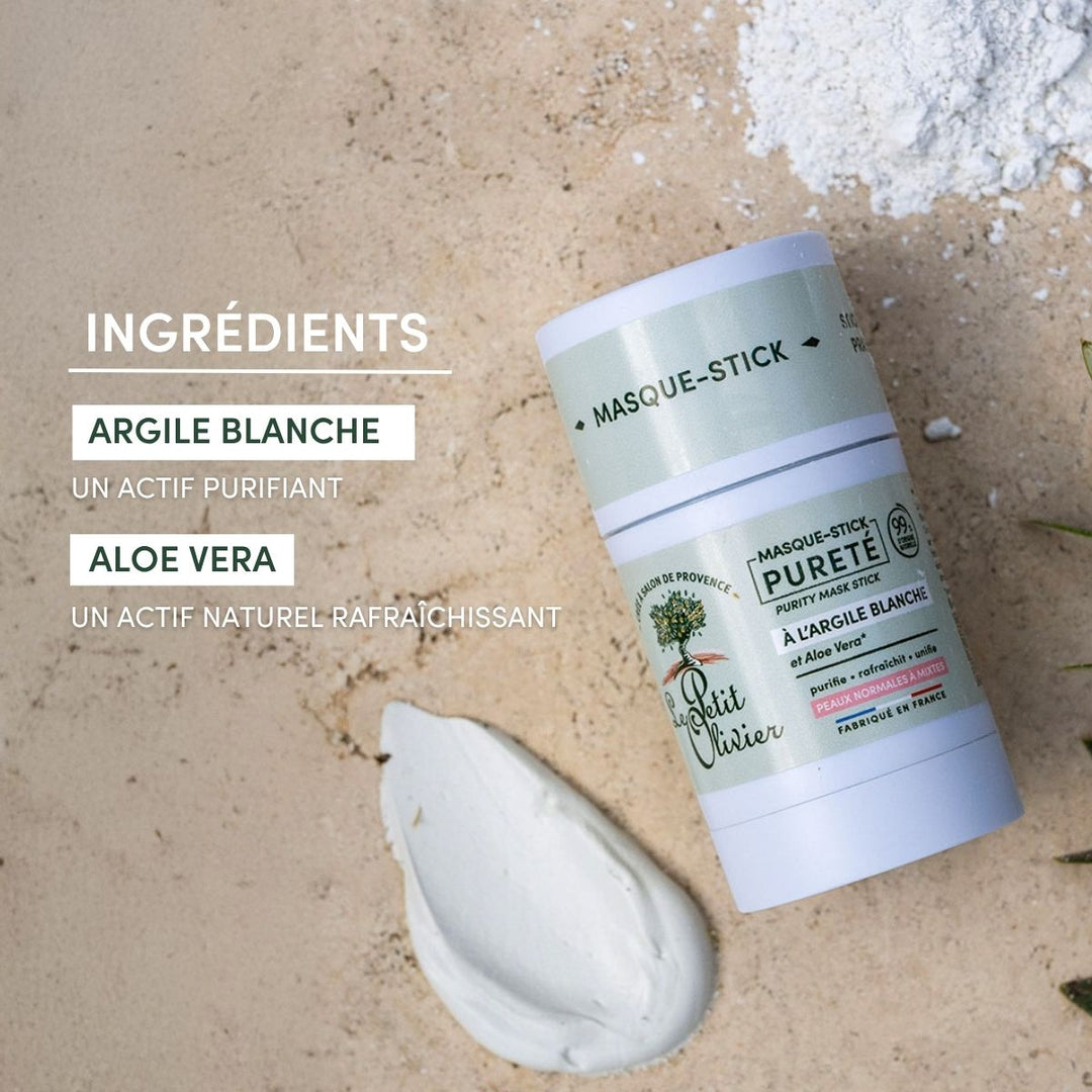 Un stick « Masque Visage Pureté » de Le Petit Olivier repose sur du sable, à côté d'une touche d'argile blanche, avec un texte mettant en avant ses ingrédients purifiants à base d'argile blanche et d'aloe vera rafraîchissant.