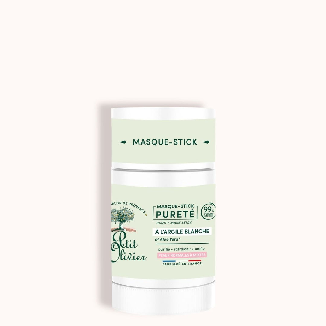 Le « Petit Olivier Masque Visage Stick Pureté » est un stick cylindrique blanc rehaussé de touches de vert et comportant des inscriptions en français, formulé à base d'argile blanche et d'aloe vera pour les peaux normales à mixtes.