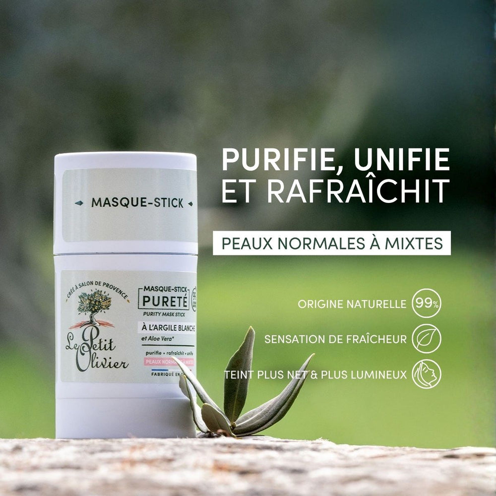Le « Masque Visage Stick Pureté » de Le Petit Olivier, composé à 99 % d'ingrédients d'origine naturelle, purifie les peaux normales à mixtes et procure une sensation de fraîcheur. Le produit, à base d'argile blanche, est présenté sur un rocher en plein air, au milieu de la verdure, mis en valeur par un texte en français.