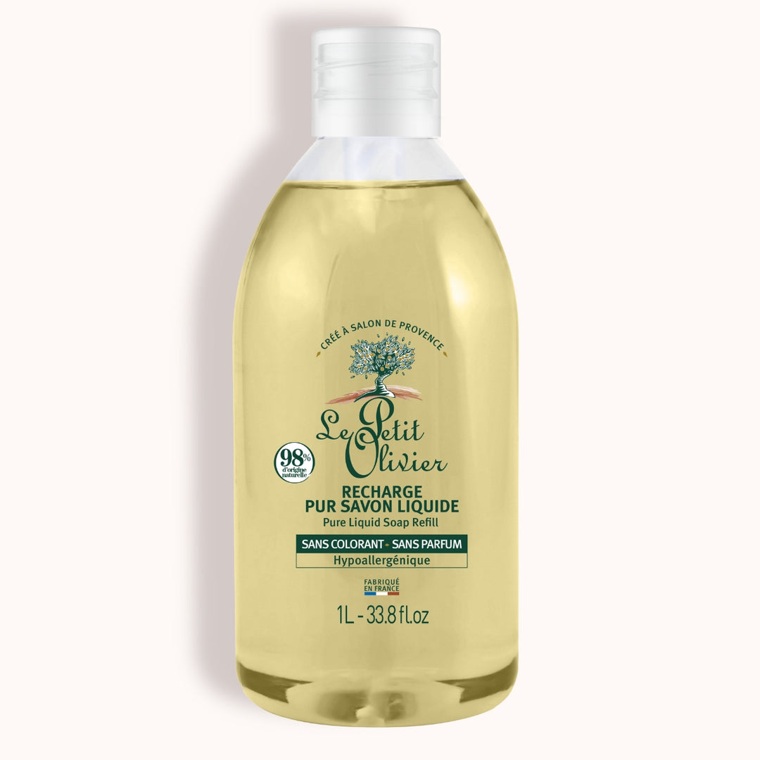 La recharge de savon liquide « Le Petit Olivier » - Sans parfum se présente sous la forme d'un flacon transparent de 1 litre contenant un savon liquide fabriqué en France, hypoallergénique et sans colorants, à base végétale de couleur jaune translucide.