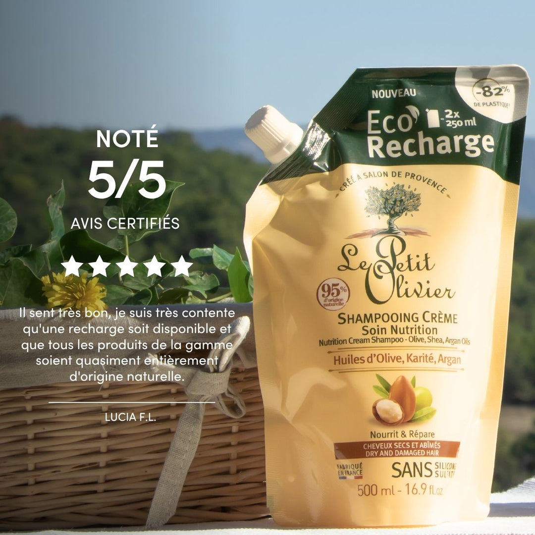 On voit à l'extérieur, à côté d'un panier en osier, un sachet doré et vert du shampooing « Le Petit Olivier Eco-Recharge » pour cheveux secs et abîmés. L'étiquette mentionne les huiles d'olive, de karité et d'argan, ainsi qu'une composition à 95 % d'origine naturelle, et affiche une note de 5 étoiles au-dessus.