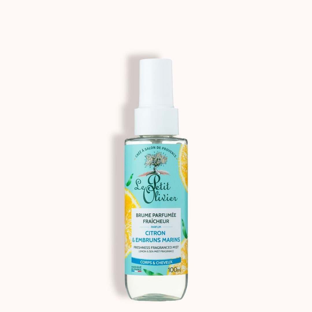 Le Petit Olivier Brume Parfumée Fraîcheur, 100 ml, propose un parfum de citron et d'embruns marins dans un flacon vaporisateur transparent orné d'un motif représentant des citrons et des feuilles vertes sur une étiquette bleu clair — un parfum rafraîchissant pour le corps et les cheveux.