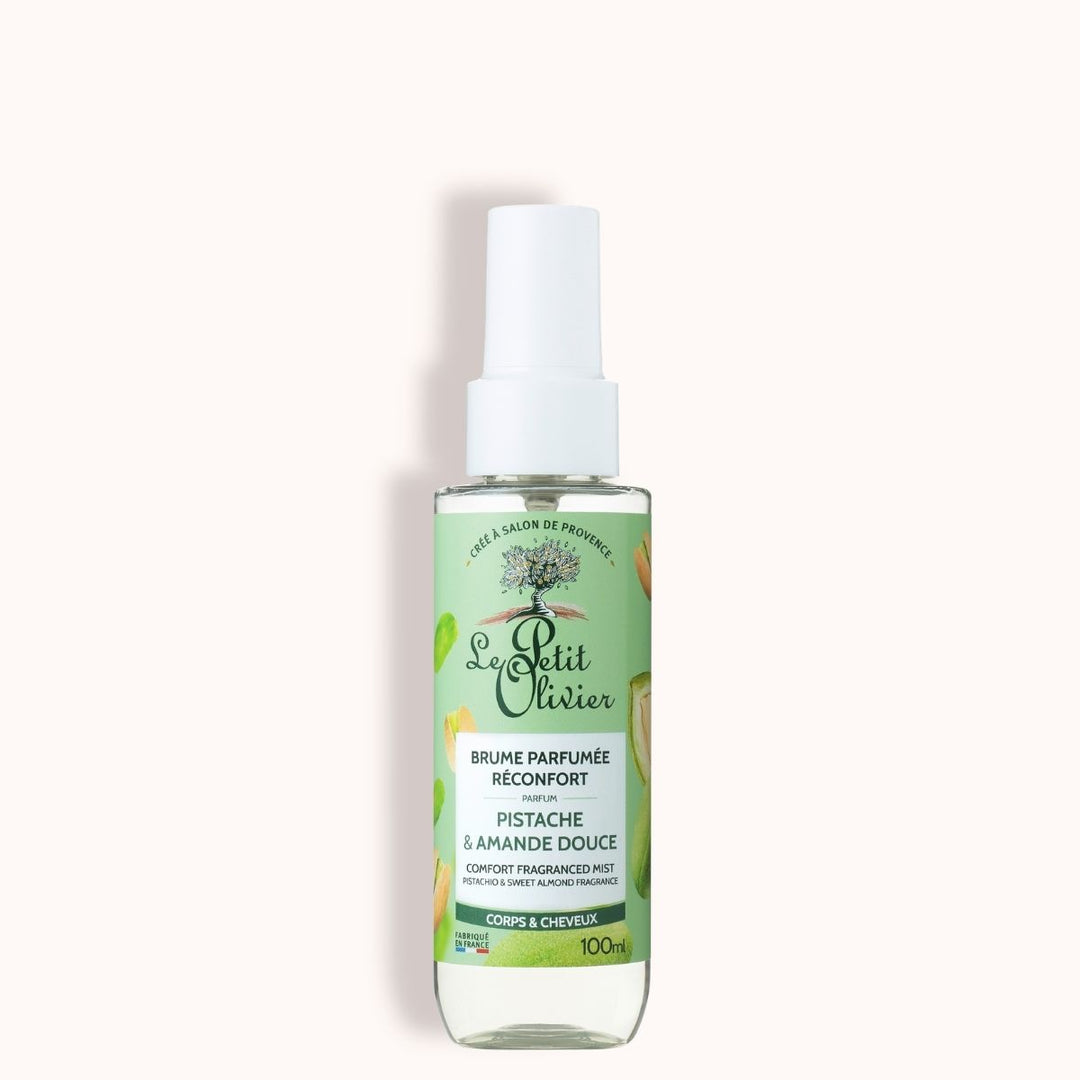 Un flacon de 100 ml de « Brume Parfumée Réconfort » de Le Petit Olivier, orné d'une étiquette verte représentant des pistaches et des amandes, est une brume parfumée réconfortante pour le corps et les cheveux, fabriquée en France.