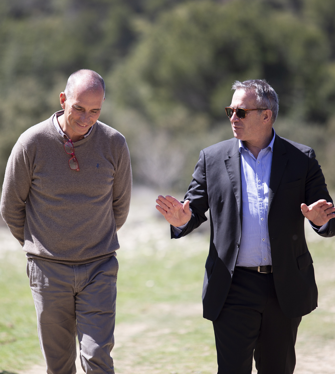  Deux hommes discutant en plein air 